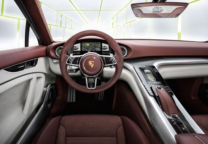 Το εσωτερικό θυμίζει περισσότερο cockpit σύγχρονου μαχητικού αεροσκάφους.